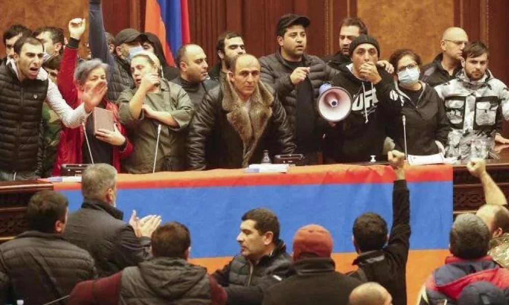 Χαμός στην Αρμενία: Ο Πασινιάν έδιωξε τον Α/ΓΕΕΘΑ, ο πρόεδρος λέει όχι